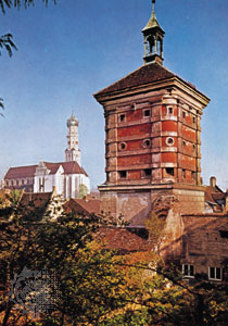 旧市街城壁のローテス塔，左後方は聖ウルリヒ聖堂．アウクスブルク，ドイツ.jpg