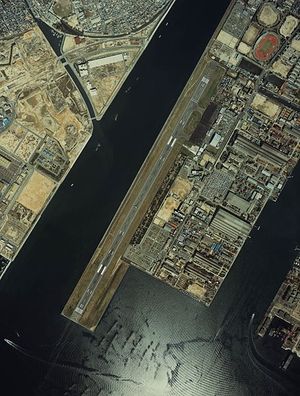 1981年の広島西飛行場（写真撮影当時は広島空港）。国土交通省 国土画像情報（カラー空中写真）を基に作成。左上草津地区から空港北側へ向かって整備されている道が都市計画道路観音井口線（広島南道路）。